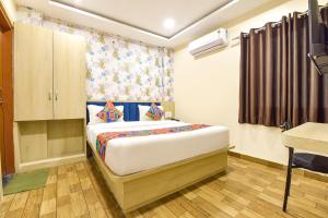 Ένα ή περισσότερα κρεβάτια σε δωμάτιο στο FabHotel Bhavna Palace +18 φωτογραφίες