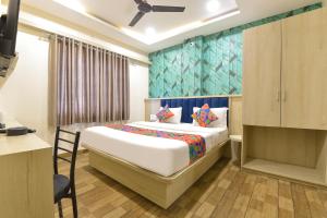 Ένα ή περισσότερα κρεβάτια σε δωμάτιο στο FabHotel Bhavna Palace