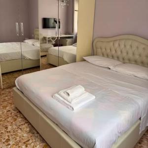 una camera da letto con un letto con un asciugamano bianco sopra di Colle Aurelio Home a Roma Altre 2 foto