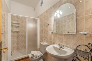 a bathroom with a sink and a shower and a toilet at Apartamento Nayara A in Calera