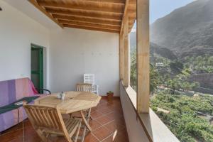 a room with a table and chairs on a balcony at Apartamento Nayara A in Calera
