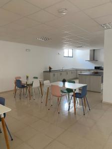 a room with tables and chairs in a kitchen at Hostal Las Viñas in Aguilar de la Frontera
