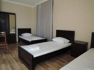Postel nebo postele na pokoji v ubytování Shaloshvili's Cellar Hotel