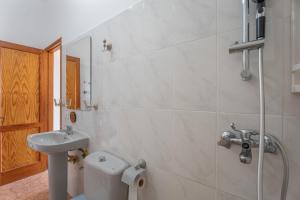 a bathroom with a toilet and a sink at Apartamento Nayara D in Valle Gran Rey +13 photos