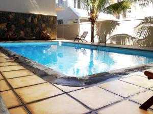 弗利康弗拉克Beautiful one bedroom apartment - Les Lauriers的建筑物内蓝色水的游泳池