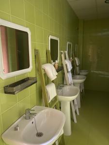 a bathroom with four sinks and mirrors in a room at Hostal Las Viñas in Aguilar de la Frontera