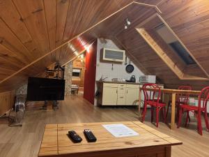 a living room with a table and a kitchen at Pokoje Gościnne u Grażyny in Ojców