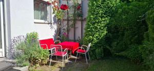 a group of chairs and a table in a garden at Seenähe - Haus mit Garten in Klagenfurt