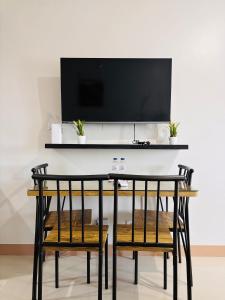 Μια τηλεόραση ή/και κέντρο ψυχαγωγίας στο Contemporary City Suite with Relaxing Charm