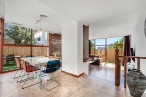 ein Esszimmer und ein Wohnzimmer mit Tisch und Stühlen in der Unterkunft Villa Serena Marbella - Luxury villa with pool & sea views in Estepona
