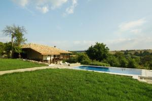 a house with a swimming pool in a yard at Botev Houses in Mirovets