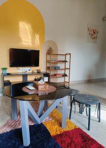 Μια τηλεόραση ή/και κέντρο ψυχαγωγίας στο Elegant 1BHK Apartment with Pool in Assagao ,Anjuna