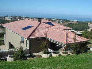 una casa con techo rojo en la cima de una colina en W21, en Groot Brak Rivier