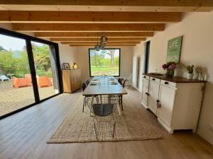 ein Esszimmer mit einem Tisch in der Mitte eines Raumes in der Unterkunft MEZKOLE - Maison de vacances familiale à Plouguerneau 10 personnes, jardin, proche plages in Plouguerneau + 25 Fotos