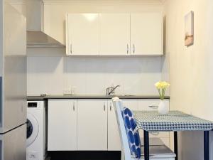 Dapur atau dapur kecil di Cosy 2BR Paddington Home with Parking