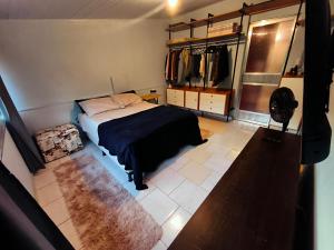 a bedroom with a bed and a closet at Casa aconchegante em área verde in Niterói +25 photos