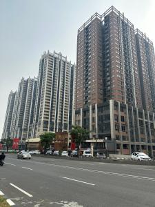 a large building with cars parked in front of it at Sellaracz Residance 014 in Tegaldanas