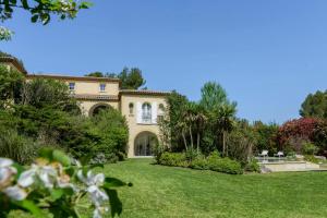 Κήπος έξω από το Villa Clara luxery house on Pont Royal Golf