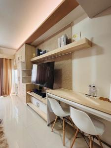 a kitchen with a table and chairs in a room at Convenient City Hub with Relaxing Interior in Mandurriao +10 photos