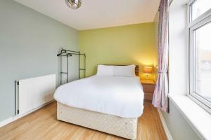 Postel nebo postele na pokoji v ubytování Host & Stay - Carrville Apartment