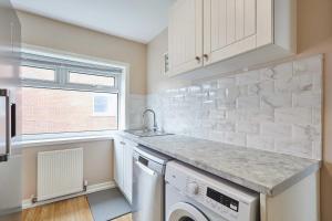 Kuchyň nebo kuchyňský kout v ubytování Host & Stay - Carrville Apartment