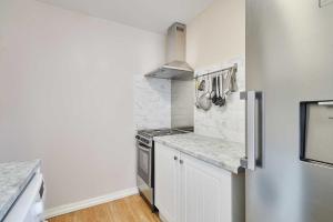 Kuchyň nebo kuchyňský kout v ubytování Host & Stay - Carrville Apartment