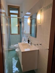 Et badeværelse på Locazione turistica La casa dei limoni