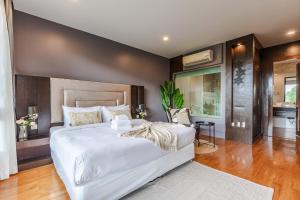 Ένα ή περισσότερα κρεβάτια σε δωμάτιο στο Majestic 2BR Residence with garden view in Regent +25 φωτογραφίες