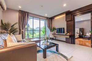 Μια τηλεόραση ή/και κέντρο ψυχαγωγίας στο Majestic 2BR Residence with garden view in Regent