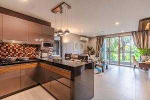 Η κουζίνα ή μικρή κουζίνα στο Majestic 2BR Residence with garden view in Regent