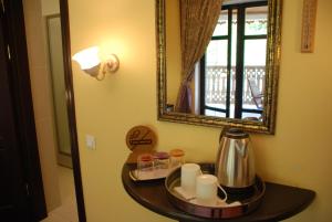 a table with a coffee maker and a mirror at Chalet Zolota Pidkova & River in Slavske