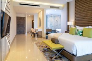Katil atau katil-katil dalam bilik di 3 Bedroom Oceanfront Residence in Garza Blanca Resort & Spa Cancun