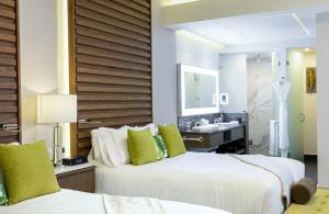 Katil atau katil-katil dalam bilik di 3 Bedroom Oceanfront Residence in Garza Blanca Resort & Spa Cancun +10 gambar