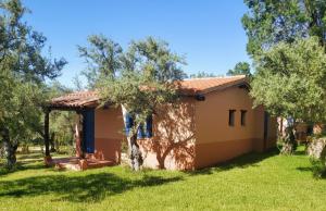 a small house in a field with trees at Aldea Vetonia Resort Familiar- PISCINAS-4 Zonas infantiles y deportivas 4 ACTIVIDADES AL DIA HASTA EL 8 DE SEPTIEMBRE CON MONITORES "SE ACEPTAN MASCOTAS DESDE EL 28 DE AGOSTO" in Hervás