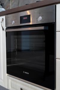 a microwave oven sitting inside of a kitchen at Apartament Miramare in Mamaia Nord