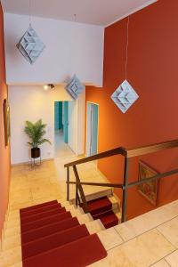 a staircase in a room with orange walls at Zimmer im besonderem Haus "Columbus" -FjordStay in Kiel +13 photos