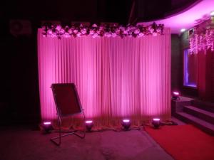 ein rosa Vorhang in einem Raum mit rosa Lichtern in der Unterkunft Hotel City Star & Restro in Bareilly + 19 Fotos