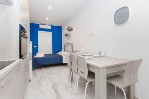 a kitchen and dining room with a table and chairs at Molino Lounge Express 20' da Milano e Malpensa in Saronno +11 photos