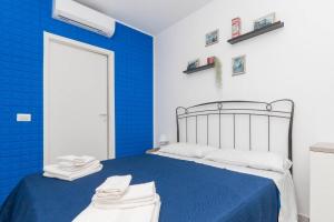 a blue and white bedroom with a bed at Molino Lounge Express 20' da Milano e Malpensa in Saronno