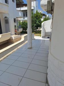 eine Veranda mit einer Säule und einem Gebäude in der Unterkunft Çakır villa in Silifke