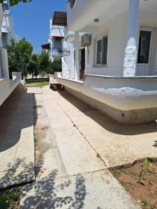 ein Haus mit Bürgersteig neben einem Gebäude in der Unterkunft Çakır villa in Silifke + 5 Fotos