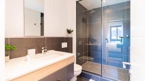 une salle de bain avec toilettes, lavabo et douche dans l'établissement The Bridgewater Collection 409-Luxury 2 bed Modern Apartment at Century City, au Cap 29 autres photos