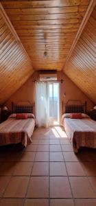 Habitación en el ático con 2 camas y ventana en Los Rosales De La Palmilla, en Montoro