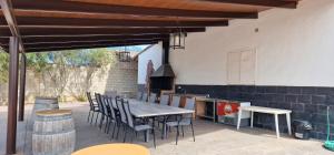 Un patio con mesa y sillas y una estufa. en Los Rosales De La Palmilla, en Montoro