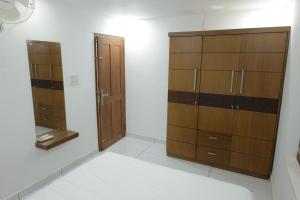 vestidor con armarios de madera y espejo en Souhrudam Apartments, en Hosdrug 34 fotos más