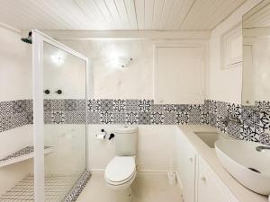 Ένα μπάνιο στο Sandy Bottom Cottage, Langezandt Struisbaai - Coastal escape for up to 6 +22 φωτογραφίες