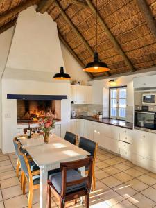 Η κουζίνα ή μικρή κουζίνα στο Sandy Bottom Cottage, Langezandt Struisbaai - Coastal escape for up to 6