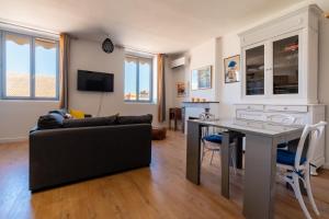 un soggiorno con un divano e un tavolo di TIKAZ Béziers - Appartement - 2 Chambres Hyper Centre a Béziers Altre 18 foto