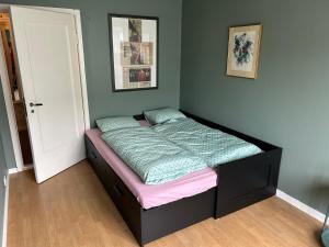 SokndalにあるCity center apartmentの小さなベッド1台、