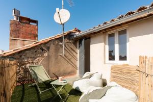 un piccolo cortile con un'antenna parabolica su una casa di TIKAZ Béziers - Appartement - 2 Chambres Hyper Centre a Béziers